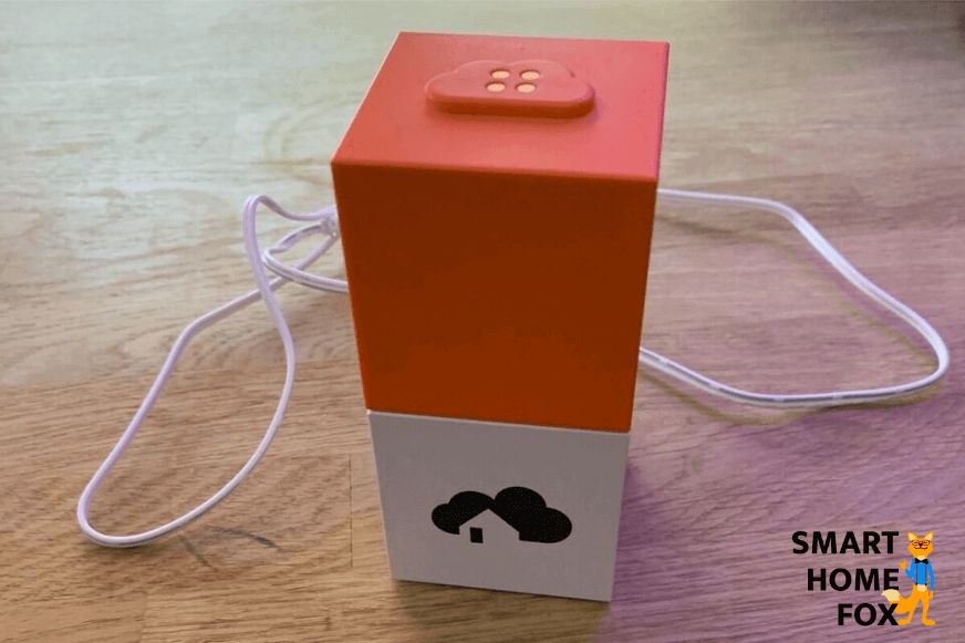 Homee Zigbee Cube steht auf dem Boden.